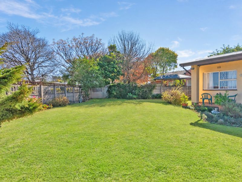 Charming 3 Bed with Pool & Large Garden - Photo 3