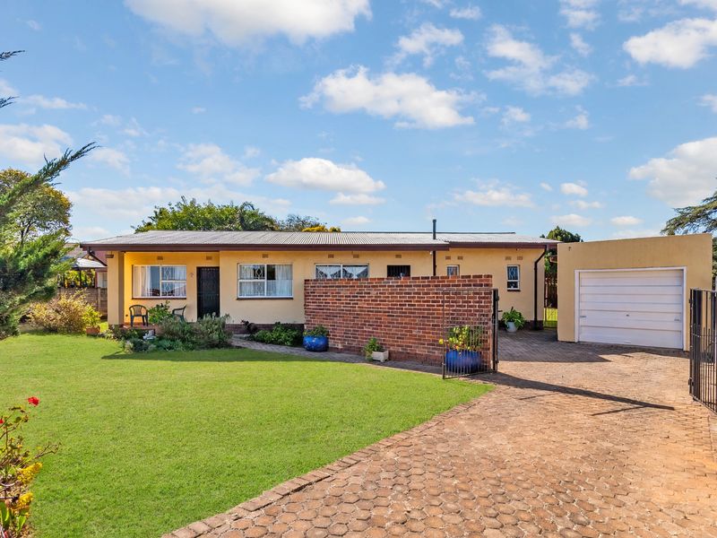 Charming 3 Bed with Pool & Large Garden - Photo 2