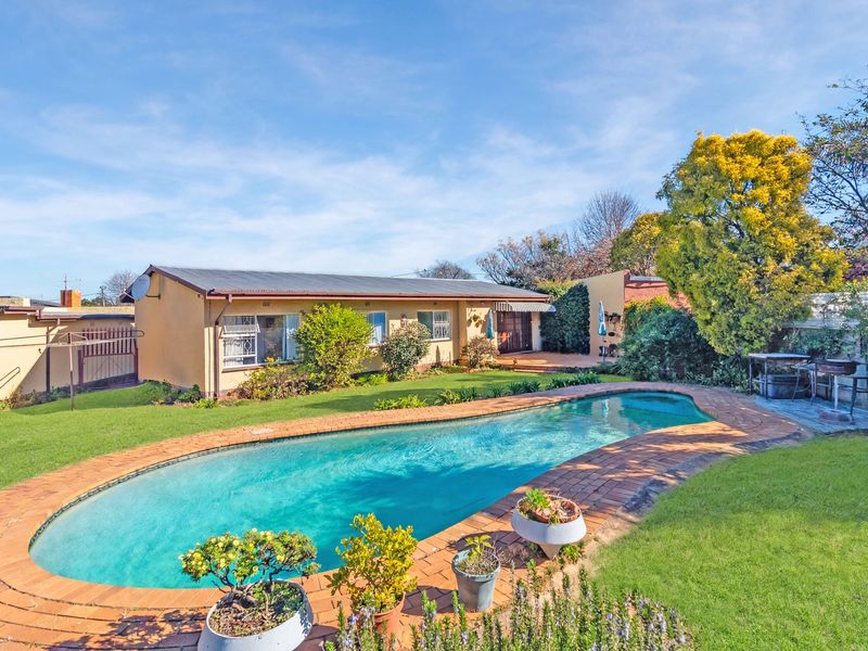 Charming 3 Bed with Pool & Large Garden - Photo 1