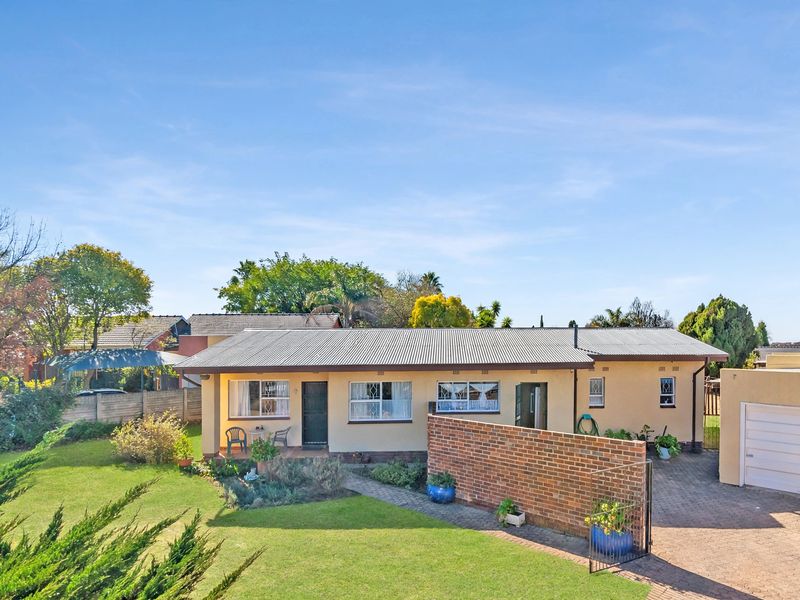 Charming 3 Bed with Pool & Large Garden - Photo 5