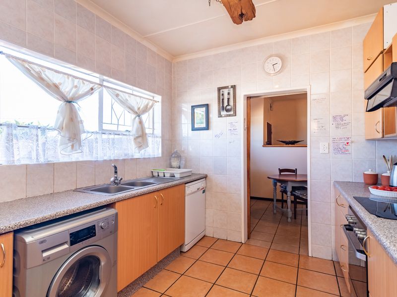 Charming 3 Bed with Pool & Large Garden - Photo 10