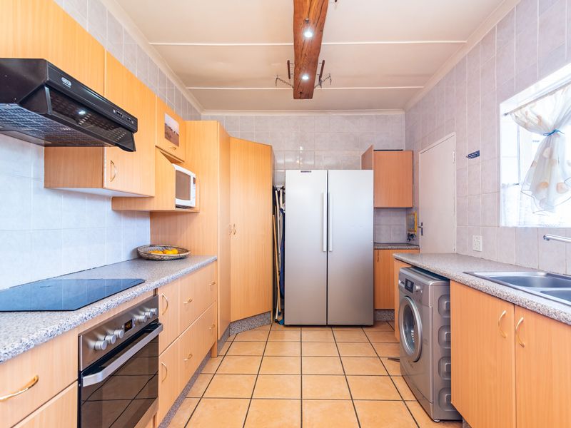 Charming 3 Bed with Pool & Large Garden - Photo 8