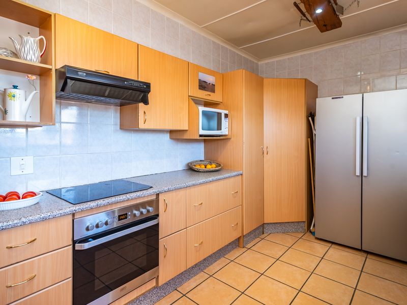 Charming 3 Bed with Pool & Large Garden - Photo 9