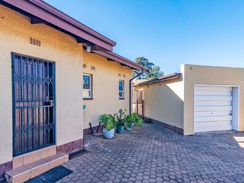 Charming 3 Bed with Pool & Large Garden - Photo 7