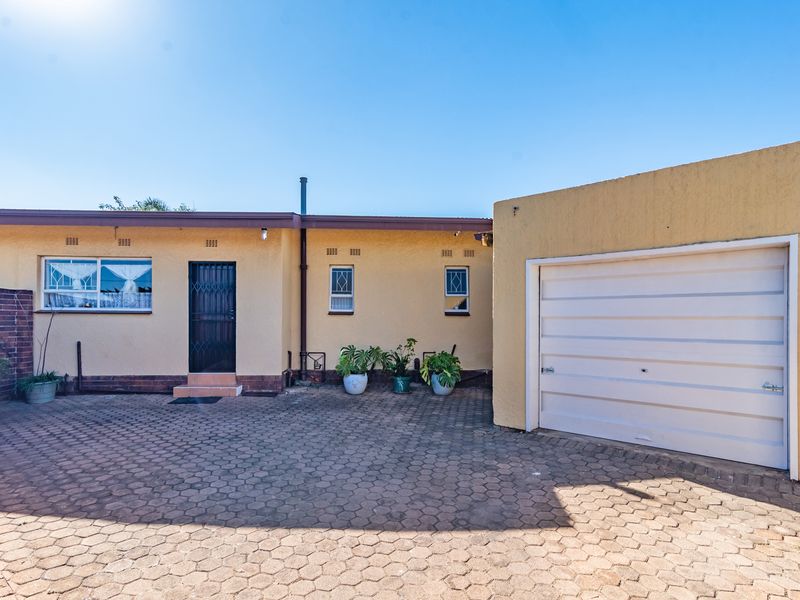 Charming 3 Bed with Pool & Large Garden - Photo 6