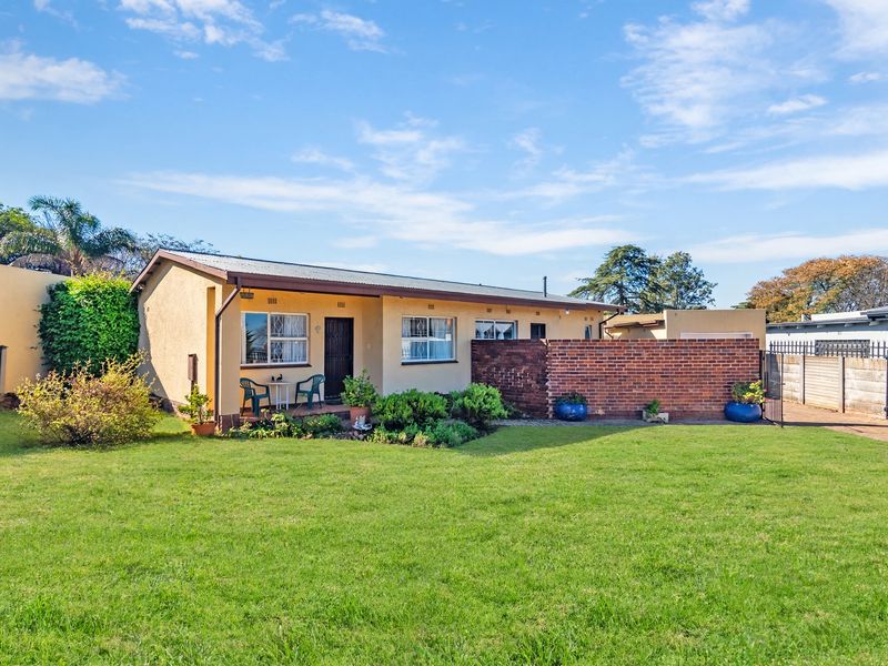 Charming 3 Bed with Pool & Large Garden - Photo 4