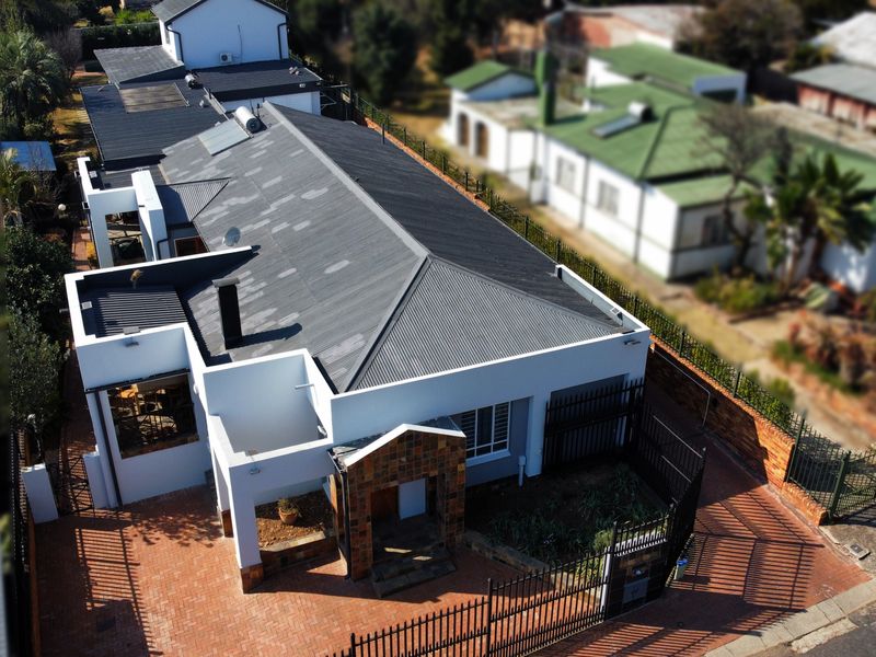 Grand 6-Bedroom Home Offering Luxury, Space, a Beautiful Pool & a Private Flatlet - Photo 2