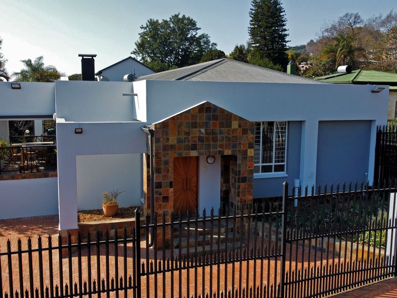 Grand 6-Bedroom Home Offering Luxury, Space, a Beautiful Pool & a Private Flatlet - Photo 4
