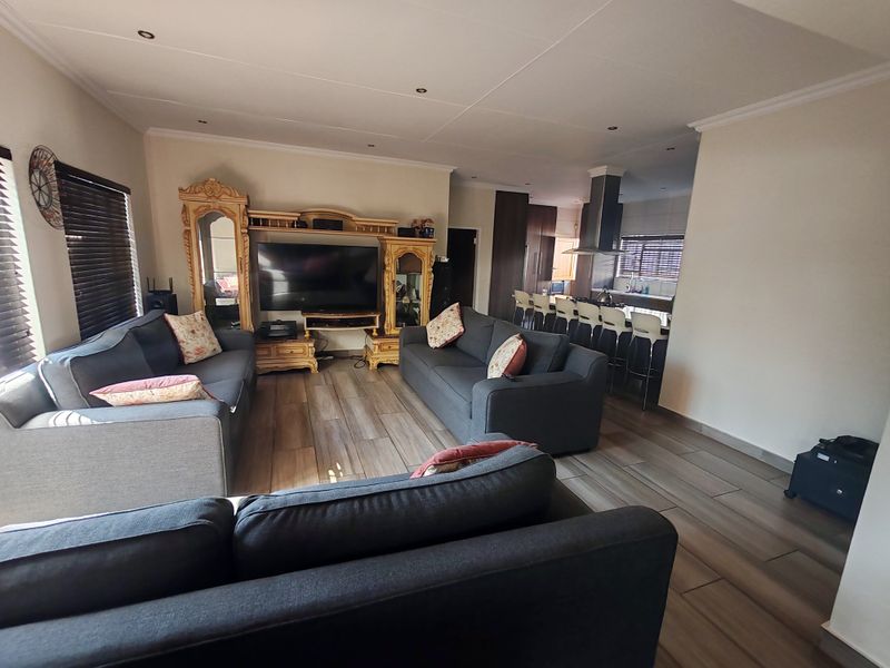 Grand 6-Bedroom Home Offering Luxury, Space, a Beautiful Pool & a Private Flatlet - Photo 8