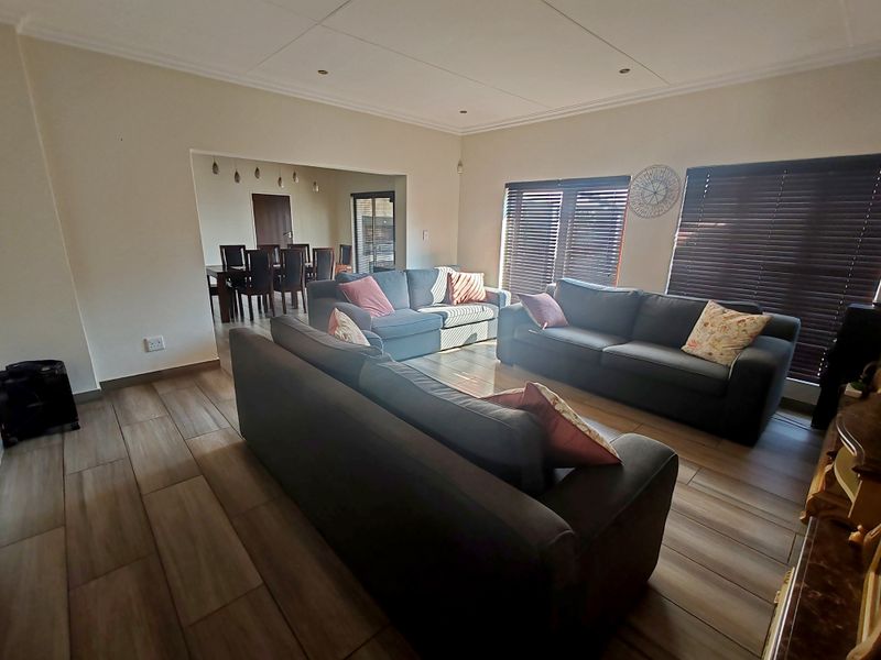 Grand 6-Bedroom Home Offering Luxury, Space, a Beautiful Pool & a Private Flatlet - Photo 7