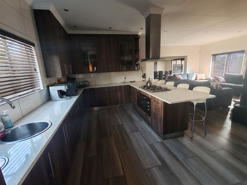 Grand 6-Bedroom Home Offering Luxury, Space, a Beautiful Pool & a Private Flatlet - Photo 6
