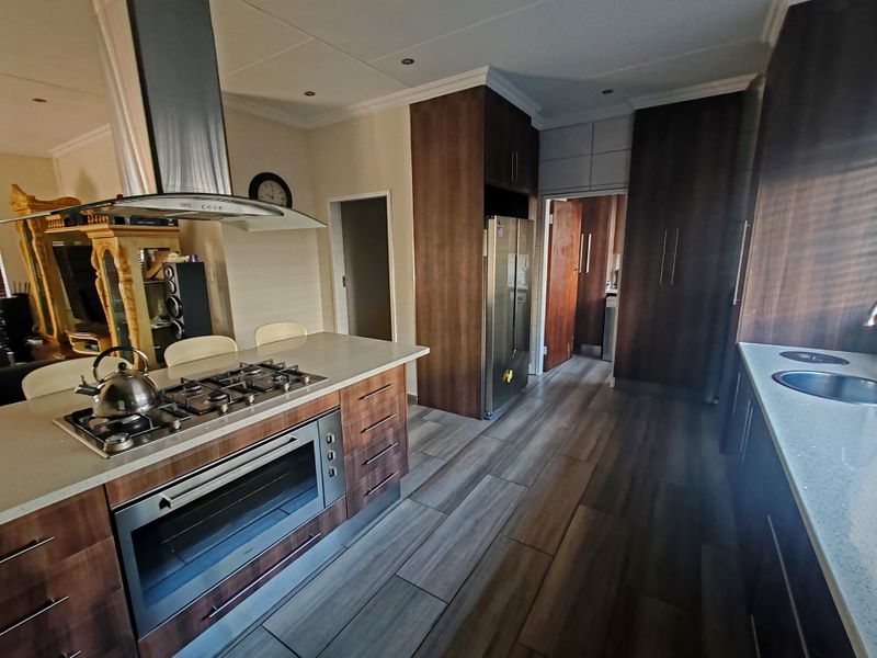 Grand 6-Bedroom Home Offering Luxury, Space, a Beautiful Pool & a Private Flatlet - Photo 5