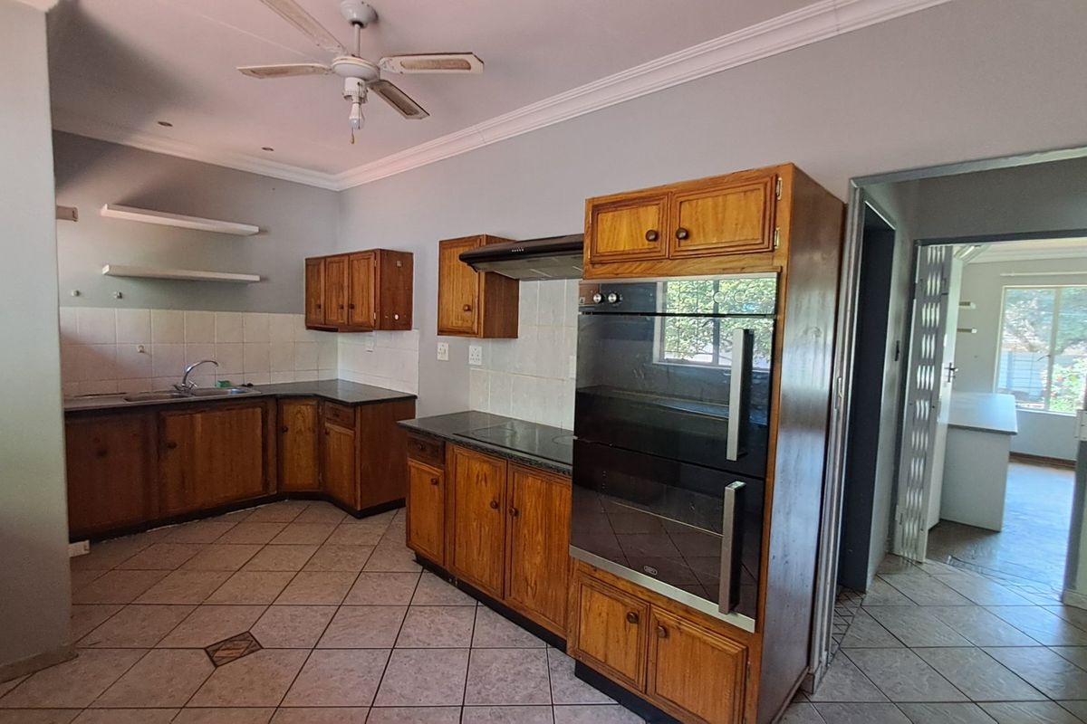 Spacious Family Haven with Exceptional Indoor-Outdoor Living - Photo 4