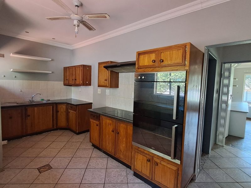 Spacious Family Haven with Exceptional Indoor-Outdoor Living - Photo 4