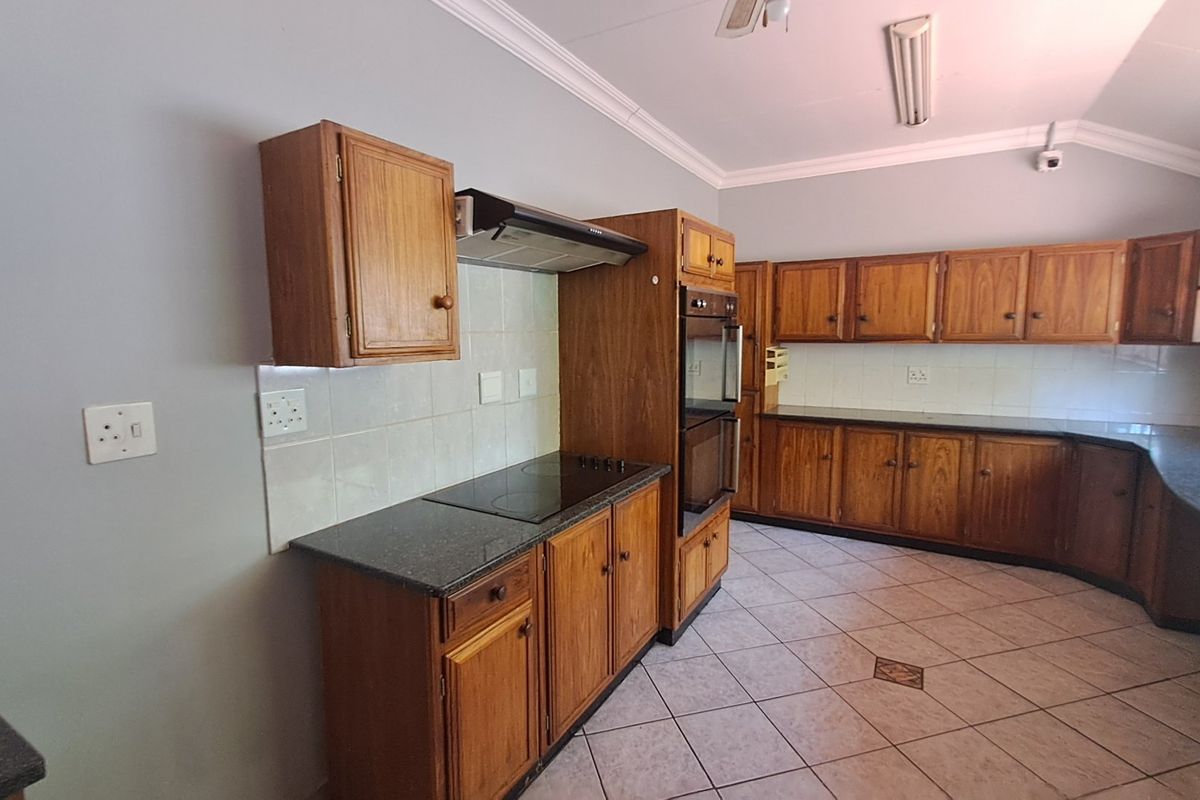 Spacious Family Haven with Exceptional Indoor-Outdoor Living - Photo 5