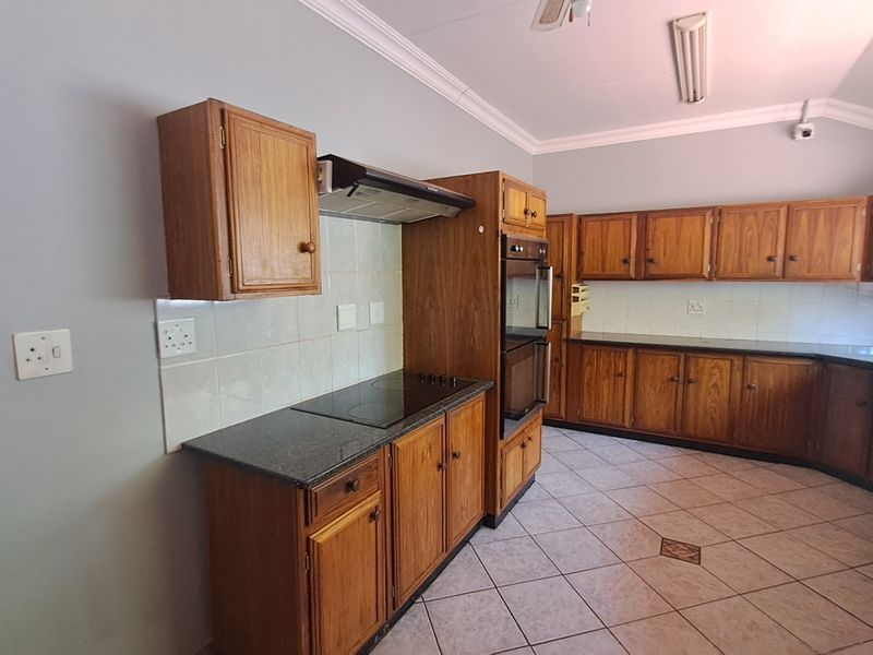 Spacious Family Haven with Exceptional Indoor-Outdoor Living - Photo 5