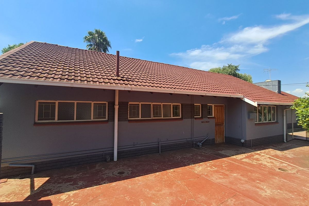 Spacious Family Haven with Exceptional Indoor-Outdoor Living - Photo 3