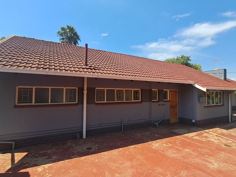 Spacious Family Haven with Exceptional Indoor-Outdoor Living - Photo 3