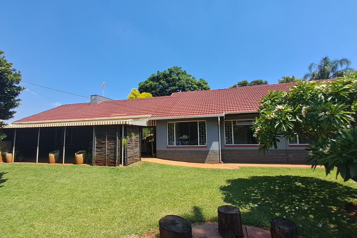 Spacious Family Haven with Exceptional Indoor-Outdoor Living - Photo 2