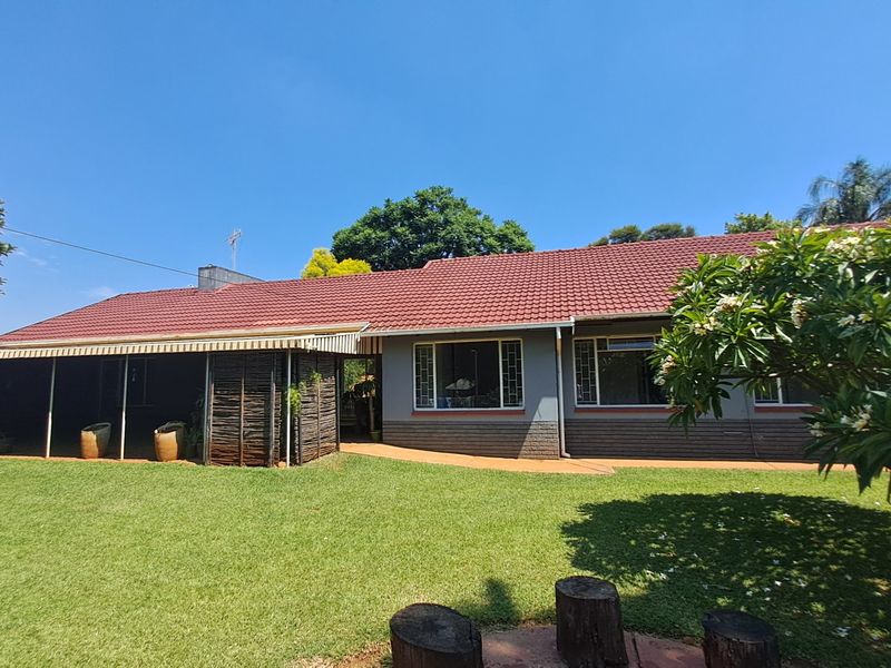 Spacious Family Haven with Exceptional Indoor-Outdoor Living - Photo 2