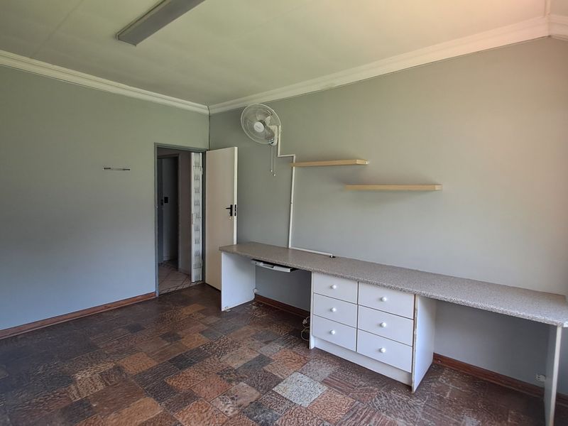 Spacious Family Haven with Exceptional Indoor-Outdoor Living - Photo 10