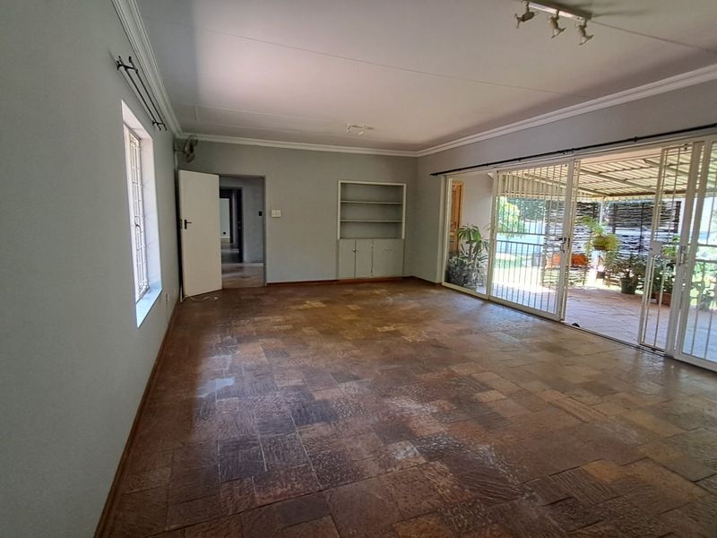 Spacious Family Haven with Exceptional Indoor-Outdoor Living - Photo 9