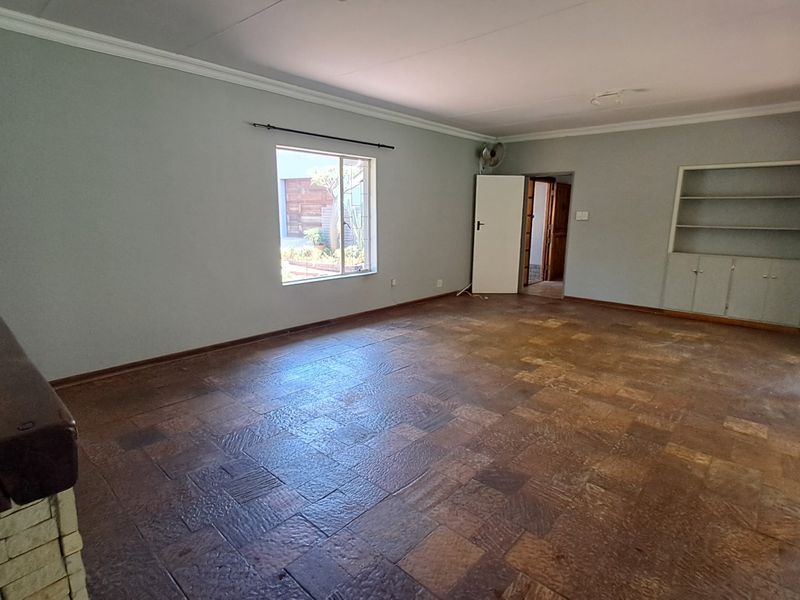 Spacious Family Haven with Exceptional Indoor-Outdoor Living - Photo 8