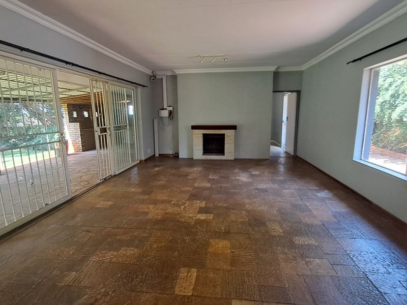 Spacious Family Haven with Exceptional Indoor-Outdoor Living - Photo 7