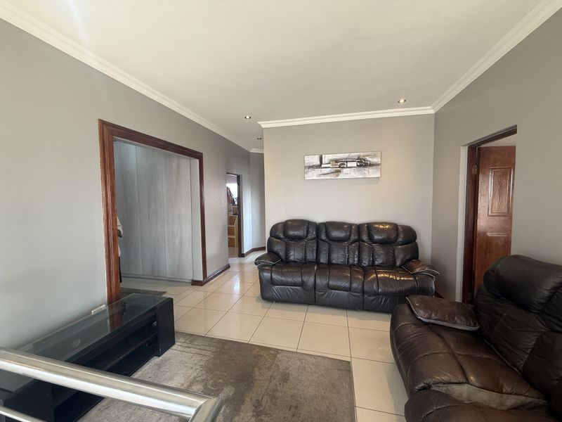 perfect for family living! - Photo 10