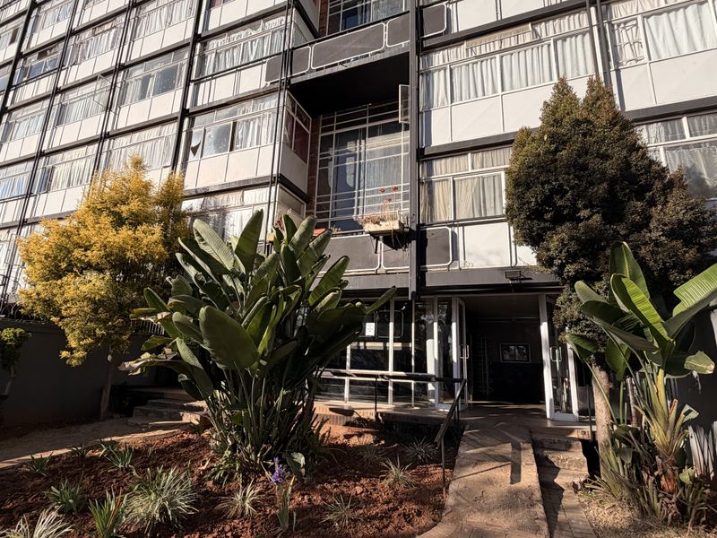 One bedroom apartment for sale in Mucklenuek Pretoria - Photo 2
