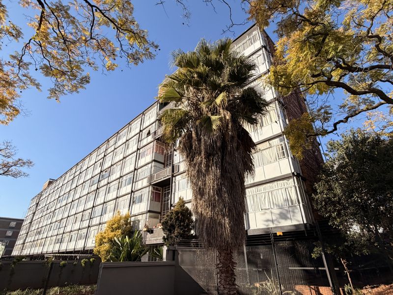 One bedroom apartment for sale in Mucklenuek Pretoria - Photo 1