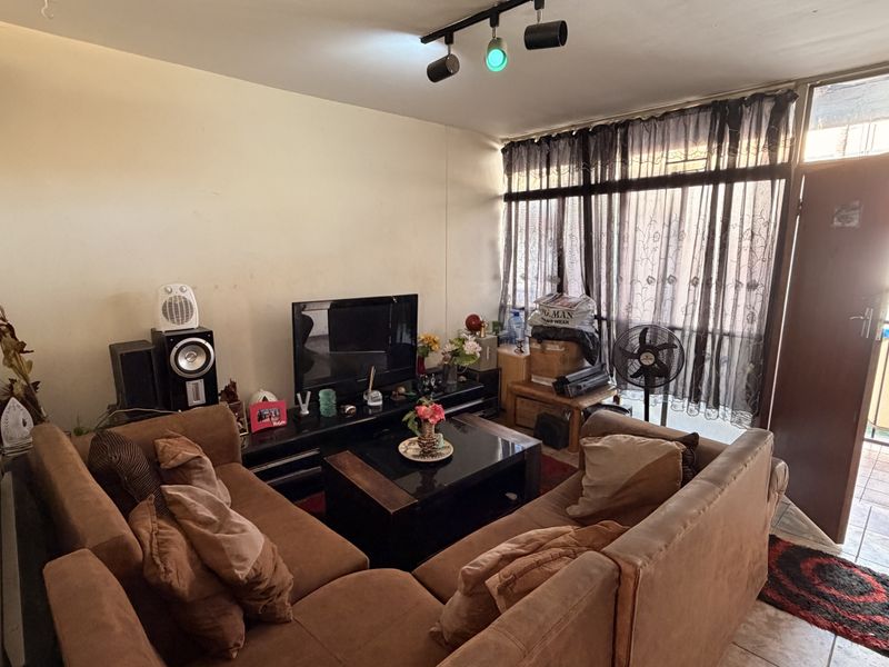 One bedroom apartment for sale in Mucklenuek Pretoria - Photo 5
