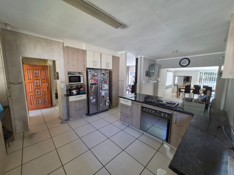 Secure Modern Eden Glen Living - Photo 3