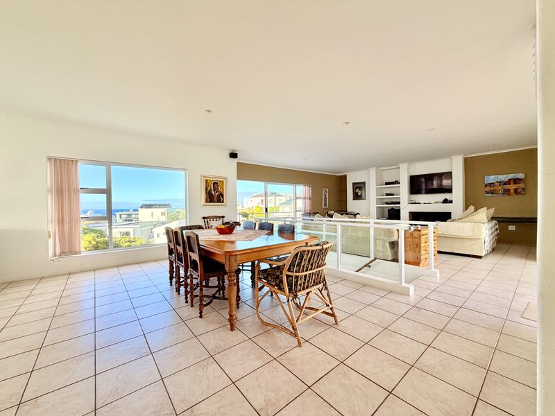 5 Bedroom Coastal Home | Ocean Views | Self-Contained Flatlet | Detached Studio | Prime location. - Photo 9