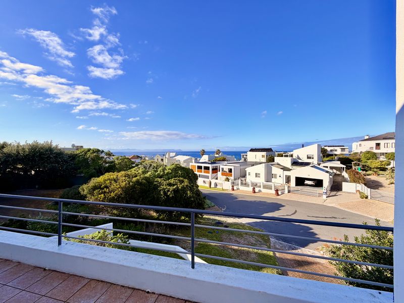 5 Bedroom Coastal Home | Ocean Views | Self-Contained Flatlet | Detached Studio | Prime location. - Photo 6