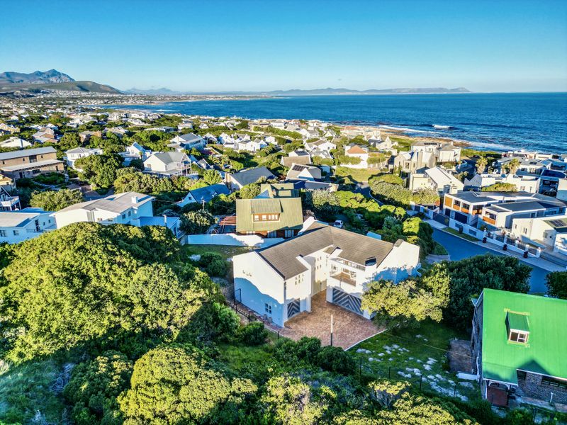 5 Bedroom Coastal Home | Ocean Views | Self-Contained Flatlet | Detached Studio | Prime location. - Photo 1
