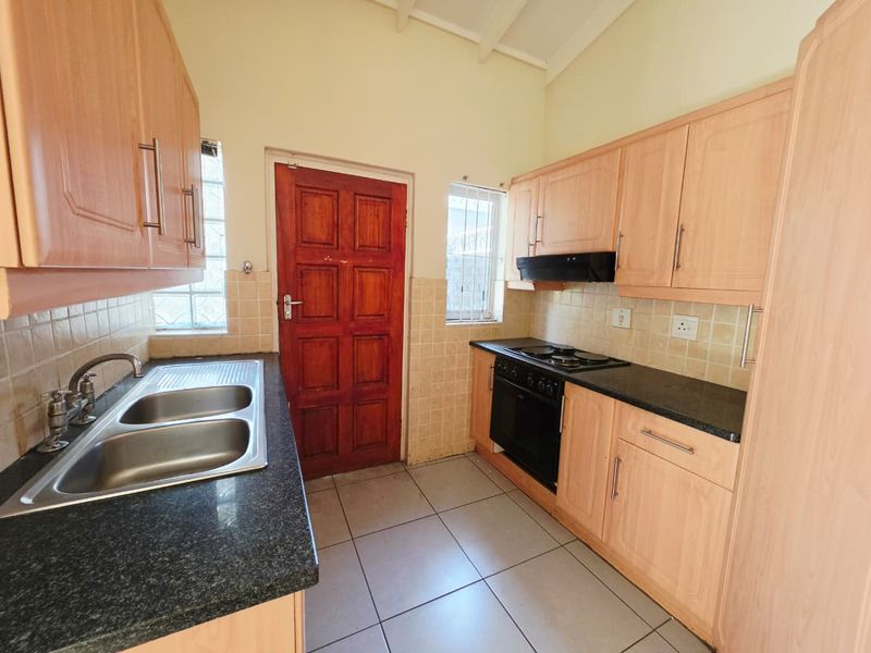 Secure 2-Bedroom Townhouse Close to Shops - Photo 5