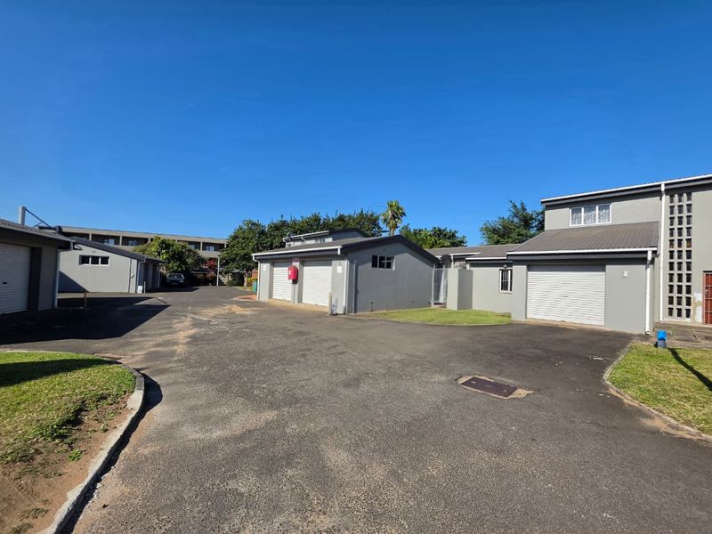 Secure 2-Bedroom Townhouse Close to Shops - Photo 3