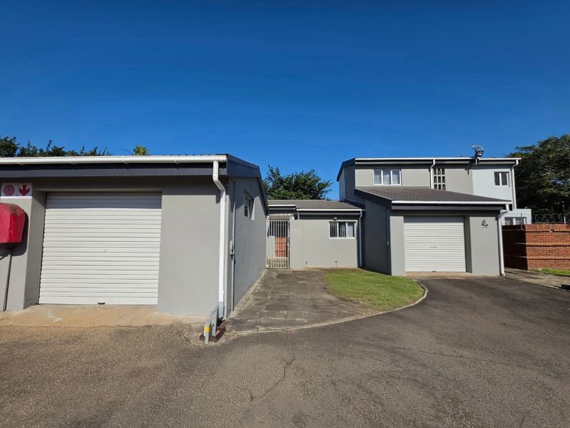 Secure 2-Bedroom Townhouse Close to Shops - Photo 1