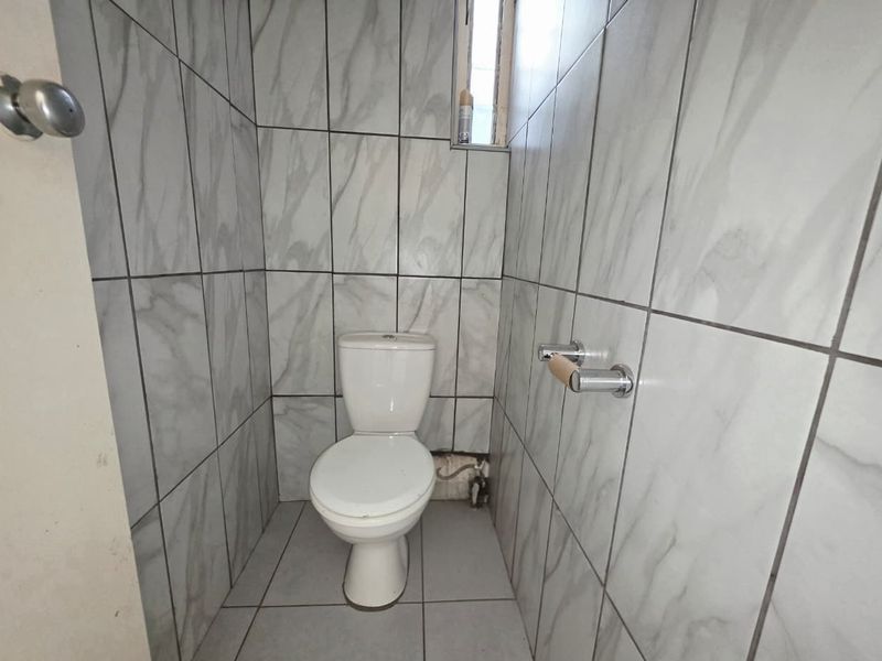 Secure 2-Bedroom Townhouse Close to Shops - Photo 10