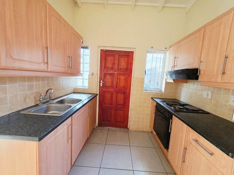 Secure 2-Bedroom Townhouse Close to Shops - Photo 6