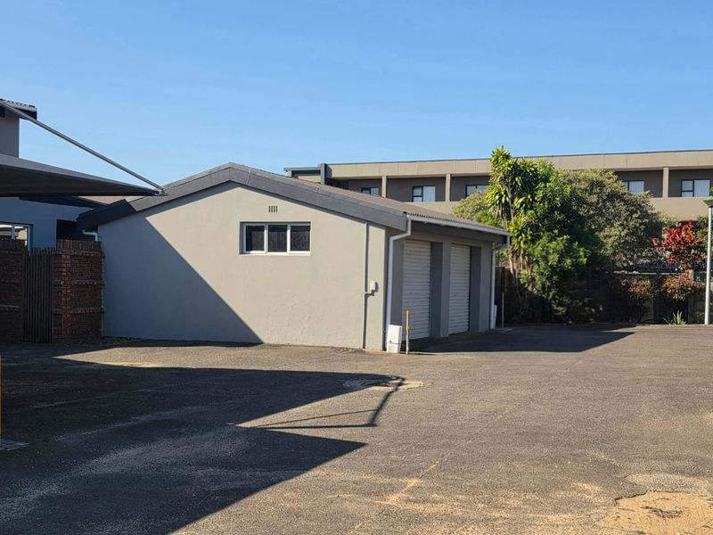 Secure 2-Bedroom Townhouse Close to Shops - Photo 2