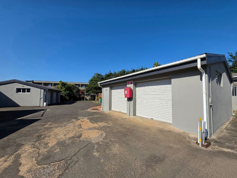 Secure 2-Bedroom Townhouse Close to Shops - Photo 4