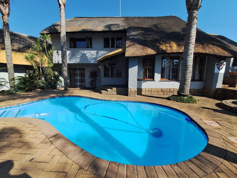 Spacious 4-Bedroom Family Home with Pool, Lapa & Inverter – Available to Rent - Photo 1
