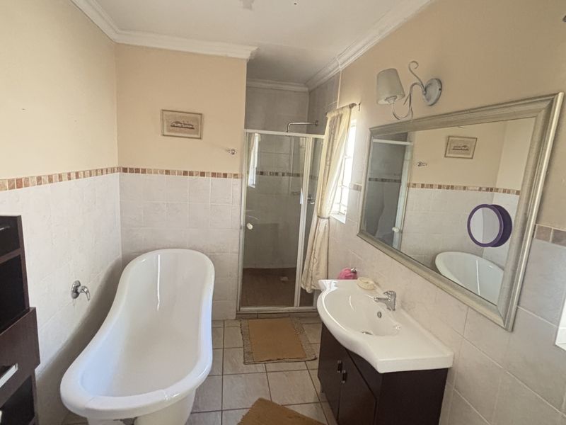 Centrally located House with flat - Photo 7