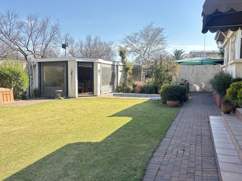 Centrally located House with flat - Photo 2