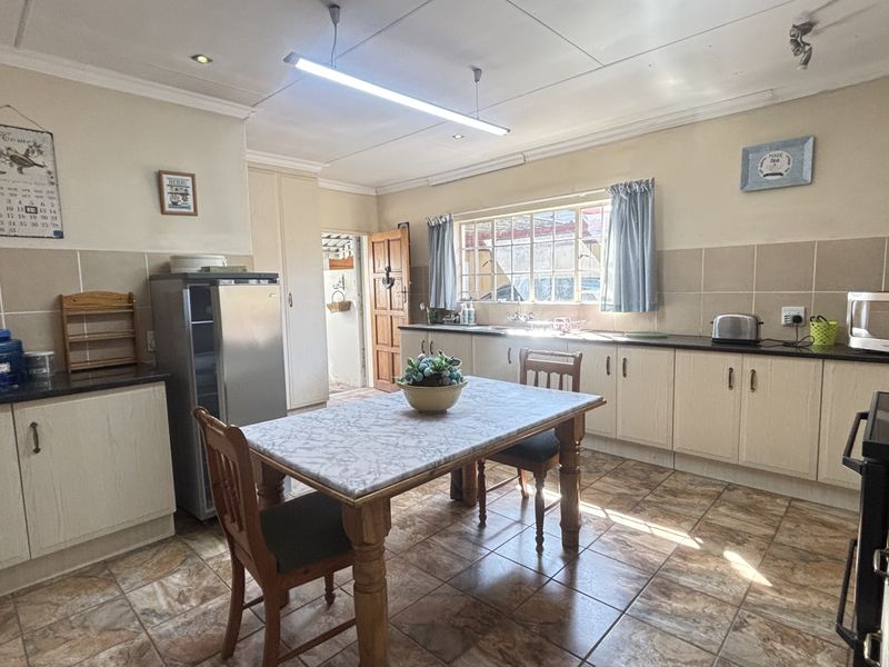 Centrally located House with flat - Photo 3