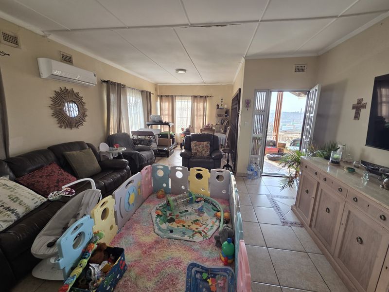 Stunning 3 Bedroom Home On The Ridge Merebank - Photo 2