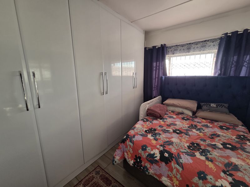 Stunning 3 Bedroom Home On The Ridge Merebank - Photo 7