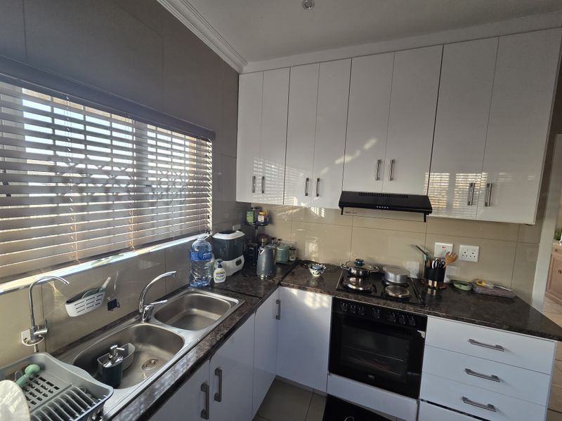 Stunning 3 Bedroom Home On The Ridge Merebank - Photo 4